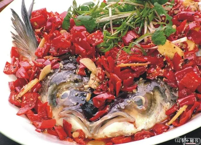 《我有史以来吃过最大的剁椒鱼头！》：吃个鱼头都能整出《八一影院》史诗级巨献？